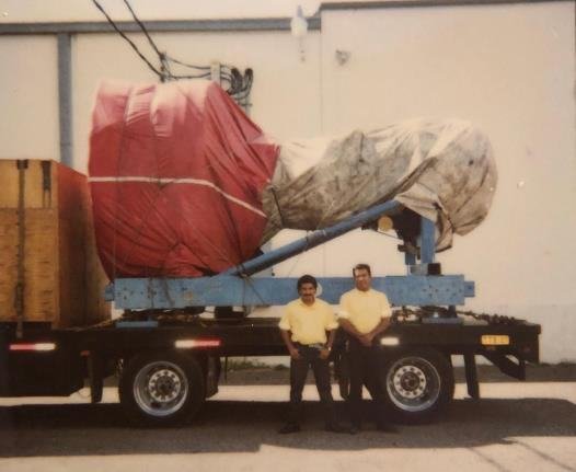 Motor de avión asegurado sobre plataforma, archivo TDA